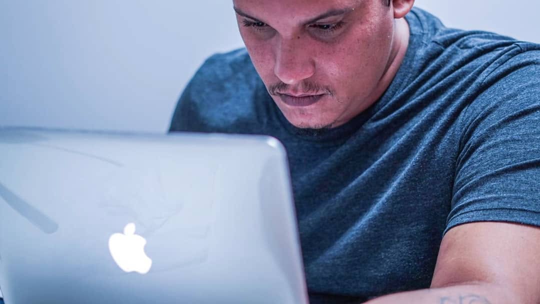 Saulo Santos editando no notebook